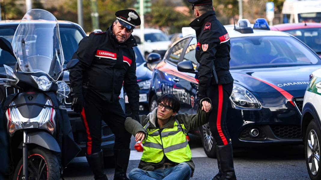 İklim aktivistleri protesto için yol kesti: Milano'da trafik kısa süreli kilitlendi 7